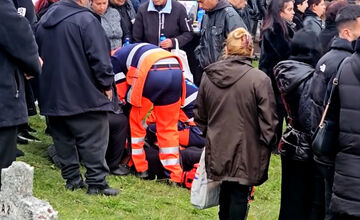 FOTO: V Šumiaci pochovali obete tragédie, záchranári ratovali trúchliacich