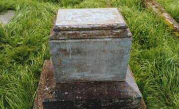 FOTO: Vandali v obci pri Rimavskej Sobote poškodili na cintoríne židovské pomníky