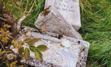 FOTO: Vandali v obci pri Rimavskej Sobote poškodili na cintoríne židovské pomníky