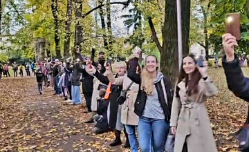 FOTO: Nespokojní Bystričania spravili v Mestskom parku živú reťaz