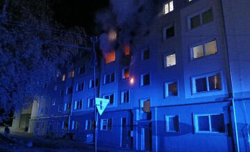 FOTO: V obci pri Brezne vybuchla v byte plynová fľaša, viaceré osoby utrpeli ťažké zranenia