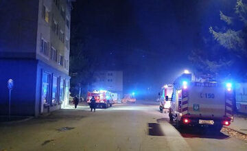 FOTO: V obci pri Brezne vybuchla v byte plynová fľaša, viaceré osoby utrpeli ťažké zranenia