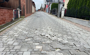 FOTO: V Sásovej vymieňajú poškodenú dlažbu, pozor na dopravné obmedzenia