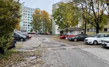 FOTO: V Sásovej vymieňajú poškodenú dlažbu, pozor na dopravné obmedzenia