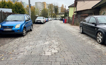 FOTO: V Sásovej vymieňajú poškodenú dlažbu, pozor na dopravné obmedzenia