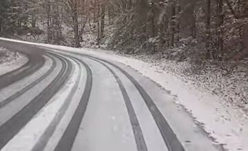 FOTO: Na ceste na Skalku pri Kremnici nasnežilo, vodiči musia zvýšiť opatrnosť