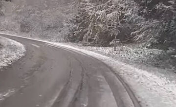 FOTO: Na ceste na Skalku pri Kremnici nasnežilo, vodiči musia zvýšiť opatrnosť