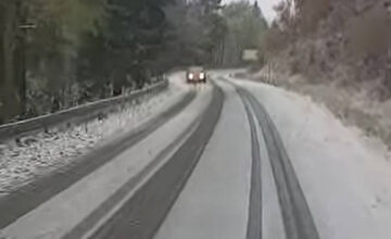 FOTO: Na ceste na Skalku pri Kremnici nasnežilo, vodiči musia zvýšiť opatrnosť
