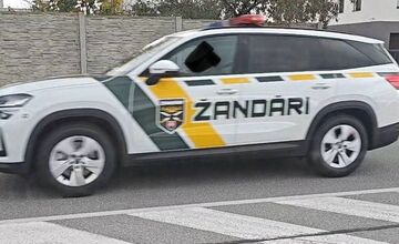 FOTO: Žandárske autá v Trenčíne zaskočili obyvateľov. Minister Kaliňák priznal, že farby vyberal on sám