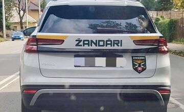 FOTO: Žandárske autá v Trenčíne zaskočili obyvateľov. Minister Kaliňák priznal, že farby vyberal on sám