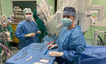 FOTO: Rooseveltova nemocnica spustila robotickú chirurgiu v krčnom lekárstve