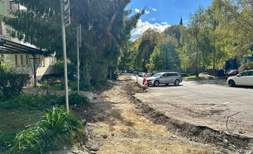 FOTO: V Banskej Bystrici opravujú chodník, pribudnú aj parkovacie miesta