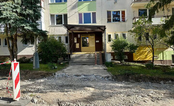 FOTO: V Banskej Bystrici opravujú chodník, pribudnú aj parkovacie miesta