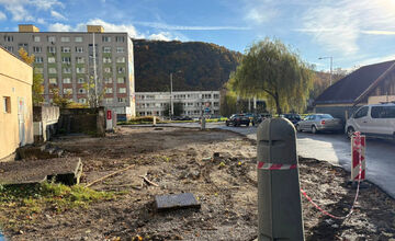 FOTO: V Banskej Bystrici opravujú chodník, pribudnú aj parkovacie miesta