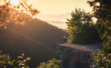 FOTO: Zvolenčan Ľuboš Čerešňák spája ženy, kroje a slovenskú prírodu