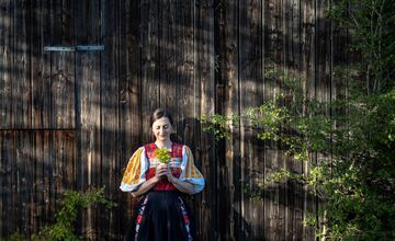 FOTO: Zvolenčan Ľuboš Čerešňák spája ženy, kroje a slovenskú prírodu
