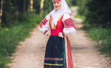 FOTO: Zvolenčan Ľuboš Čerešňák spája ženy, kroje a slovenskú prírodu