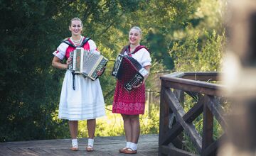 FOTO: Zvolenčan Ľuboš Čerešňák spája ženy, kroje a slovenskú prírodu
