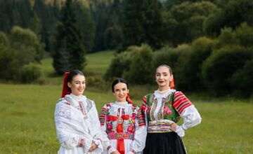 FOTO: Zvolenčan Ľuboš Čerešňák spája ženy, kroje a slovenskú prírodu