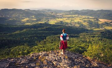FOTO: Zvolenčan Ľuboš Čerešňák spája ženy, kroje a slovenskú prírodu