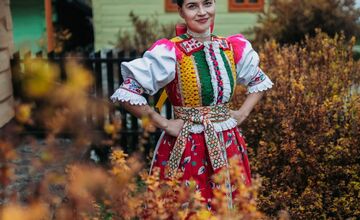 FOTO: Zvolenčan Ľuboš Čerešňák spája ženy, kroje a slovenskú prírodu