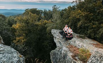 FOTO: Zvolenčan Ľuboš Čerešňák spája ženy, kroje a slovenskú prírodu