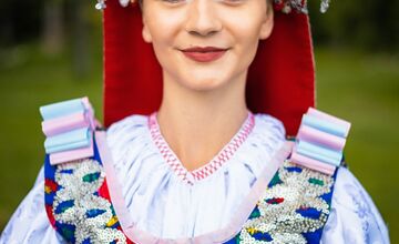 FOTO: Zvolenčan Ľuboš Čerešňák spája ženy, kroje a slovenskú prírodu