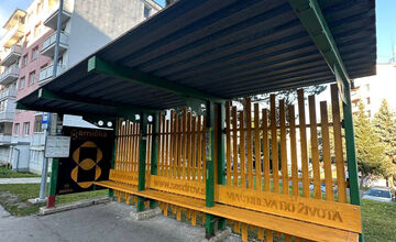 FOTO: Zastávke na Lipovci dali nový vzhľad študenti SOŠ Drevárskej vo Zvolene