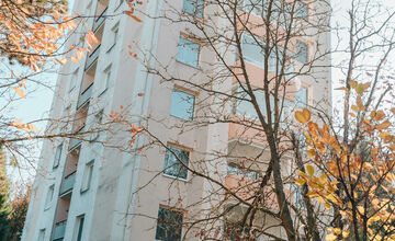 FOTO: Vo Zvolene umiestnili prvých päť zimovísk pre ježkov a drobné živočíchy 