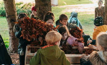 FOTO: Vo Zvolene umiestnili prvých päť zimovísk pre ježkov a drobné živočíchy 