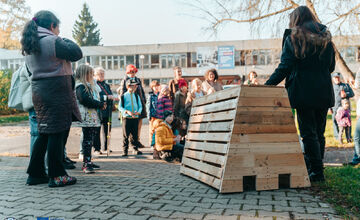 FOTO: Vo Zvolene umiestnili prvých päť zimovísk pre ježkov a drobné živočíchy 