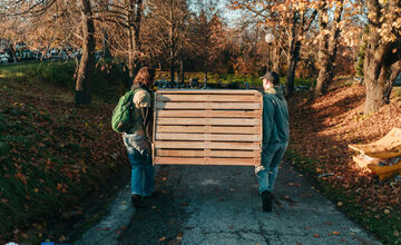FOTO: Vo Zvolene umiestnili prvých päť zimovísk pre ježkov a drobné živočíchy 