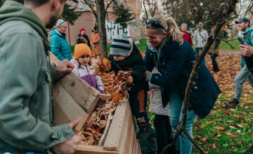 FOTO: Vo Zvolene umiestnili prvých päť zimovísk pre ježkov a drobné živočíchy 