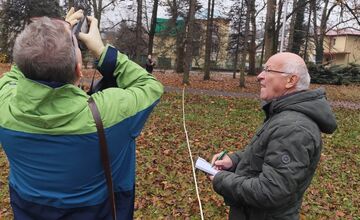 FOTO: Park na Tajovského ulici preverujú arboristi a vedci