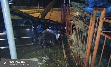 FOTO: Zrážka policajného vozidla s osobný autom v Revúcej