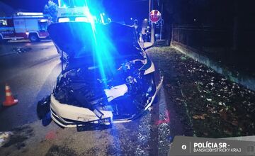 FOTO: Zrážka policajného vozidla s osobný autom v Revúcej