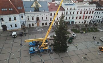FOTO: Na Námestie SNP v Banskej Bystrici doviezli vianočný stromček