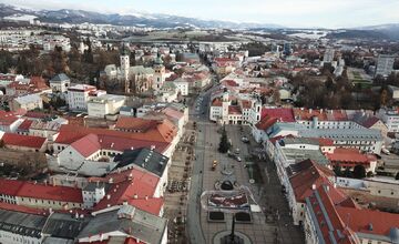 FOTO: Na Námestie SNP v Banskej Bystrici doviezli vianočný stromček