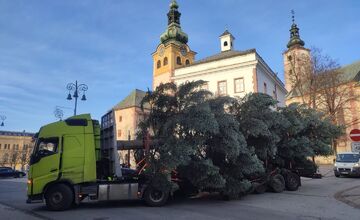 FOTO: Na Námestie SNP v Banskej Bystrici doviezli vianočný stromček