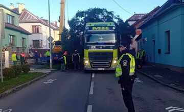 FOTO: Na Námestie SNP v Banskej Bystrici doviezli vianočný stromček