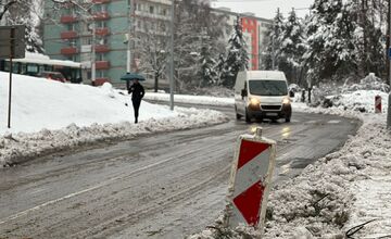 FOTO: Neodrhnuté chodníky od snehu v mestách Banskobystrického kraja