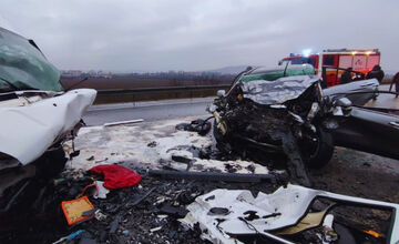 FOTO: Pri tragickej čelnej zrážke auta a dodávky na R2 pri Tornali zomrel človek