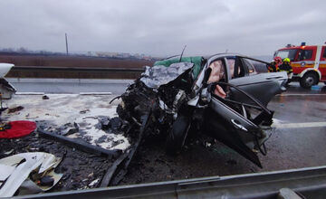 FOTO: Pri tragickej čelnej zrážke auta a dodávky na R2 pri Tornali zomrel človek