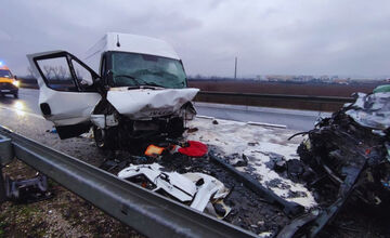 FOTO: Pri tragickej čelnej zrážke auta a dodávky na R2 pri Tornali zomrel človek