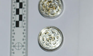 FOTO: Muž šoféroval v Lučenci bez vodičáku, policajti u neho našli aj vrecúška s bielou kryštalickou látkou