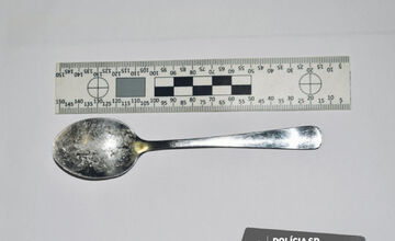 FOTO: Muž šoféroval v Lučenci bez vodičáku, policajti u neho našli aj vrecúška s bielou kryštalickou látkou