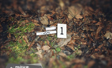 FOTO: Muž šoféroval v Lučenci bez vodičáku, policajti u neho našli aj vrecúška s bielou kryštalickou látkou
