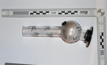 FOTO: Muž šoféroval v Lučenci bez vodičáku, policajti u neho našli aj vrecúška s bielou kryštalickou látkou