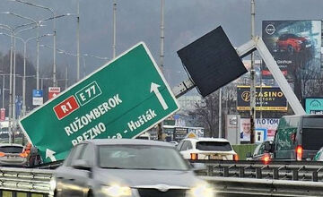 FOTO: Na R1 v Bystrici havaroval kamión, úsek je neprejazdný