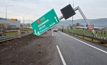 FOTO: Na R1 v Bystrici havaroval kamión, úsek je neprejazdný